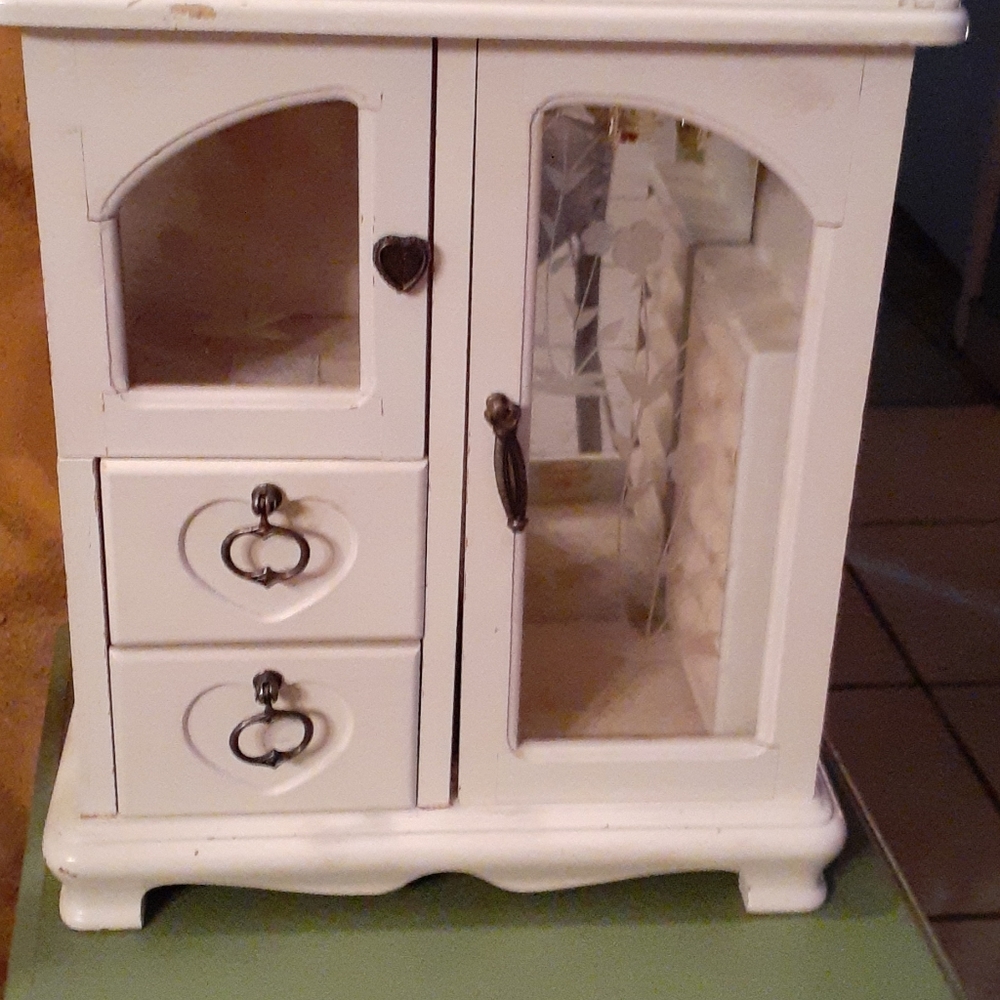 Cute jewelry box.